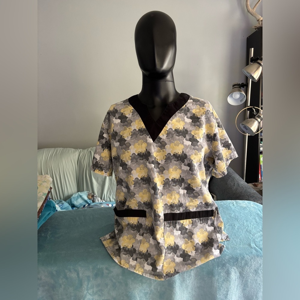Tafford Floral Patterned Scrub Top